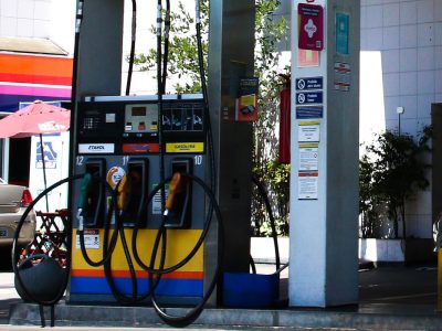 Preço da gasolina nos postos volta a subir após 15 semanas
