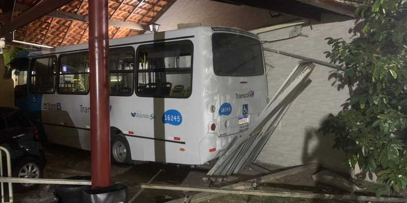 Micro-ônibus desgovernado destrói portão e vai parar na garagem de casa em Vitória