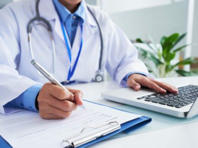 Jovens precisam se preocupar com seguro para doença grave? Especialista responde