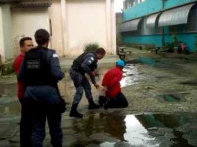 VÍDEO | Homem invade creche e ameaça crianças com facão em Ibiraçu