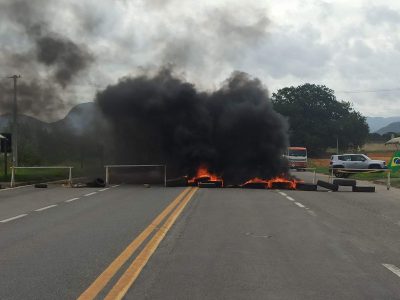 Caminhoneiros colocam fogo e interditam trechos da BR-101 e BR-262 no ES