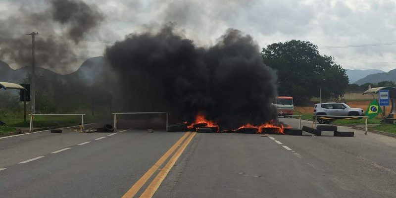Caminhoneiros colocam fogo e interditam trechos da BR-101 e BR-262 no ES