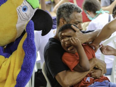 Animais “ajudam” na vacinação de crianças no zoológico de Brasília
