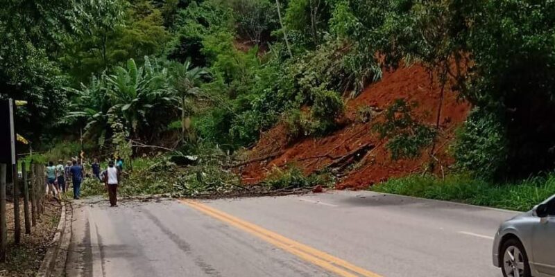 ES tem 9 cidades com risco alto de deslizamento e Rio Doce ultrapassa cota de alerta em Linhares