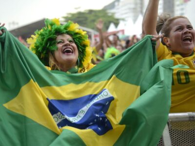 Torcedores vibram e Copacabana vira festa com vitória do Brasil