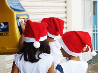 Papais Noéis que adotaram cartinhas dos Correios têm até esta quinta (8) para entregar presentes