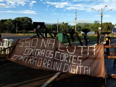 Ufes suspende aulas e estudantes protestam contra bloqueio de verbas