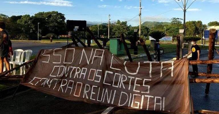 Ufes suspende aulas e estudantes protestam contra bloqueio de verbas
