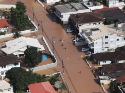 Ministro da Cidadania acompanha auxílio a vítimas de enchentes em SC