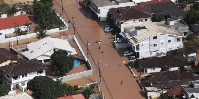 Ministro da Cidadania acompanha auxílio a vítimas de enchentes em SC