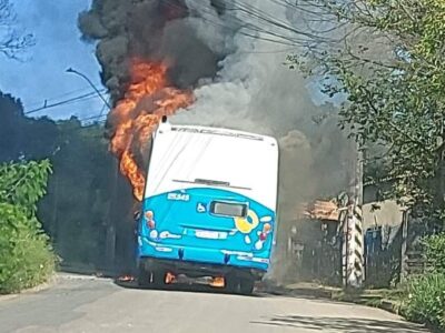 Ônibus do Transcol é incendiado por criminosos em bairro de Cariacica