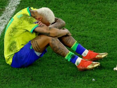 Tristeza permanece na chegada de seleção ao Brasil