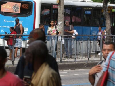 Setor de serviços cai 0,6% de setembro para outubro