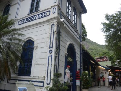 Trem do Corcovado reabre após queda de árvore interromper serviço