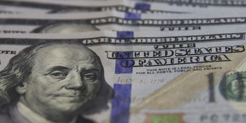 Dólar cai para R$ 5,18 em dia de anúncio de ministros do novo governo