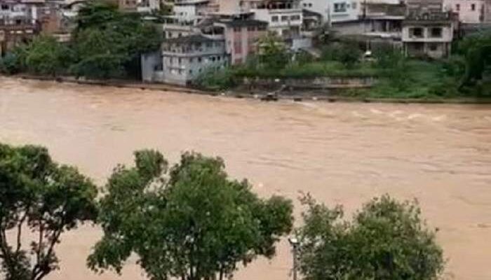Policial entra em rio e salva mulher que pulou de ponte em Cachoeiro