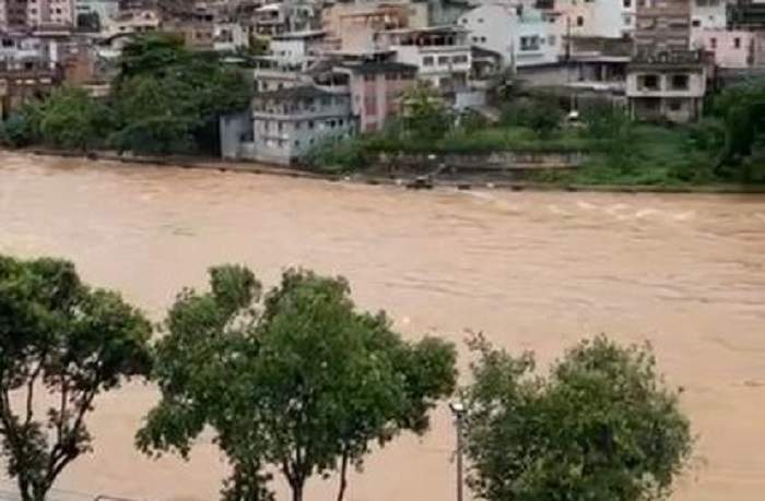 Policial entra em rio e salva mulher que pulou de ponte em Cachoeiro ...