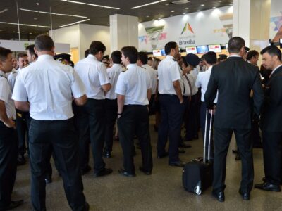 Aeronautas aprovam proposta de empresas e encerram greve