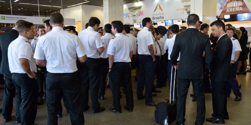 Aeronautas aprovam proposta de empresas e encerram greve