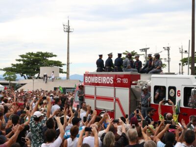 Após fim do velório, cortejo com corpo de Pelé sai por ruas de Santos