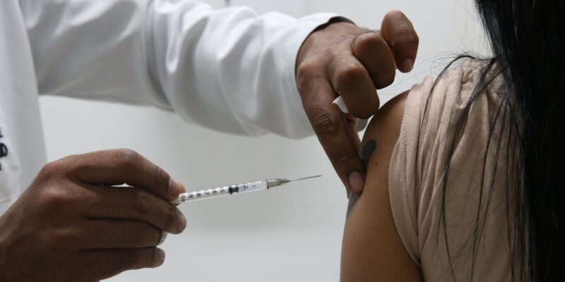 Covid-19: Rio retoma vacinação para maiores de 12 anos na segunda