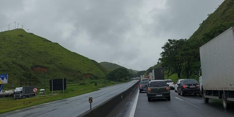 Queda de barreira provoca nova interdição da Via Dutra no Rio