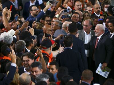 Mínimo tem que subir de acordo com o crescimento da economia, diz Lula