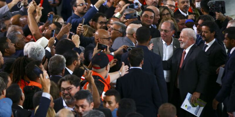 Mínimo tem que subir de acordo com o crescimento da economia, diz Lula