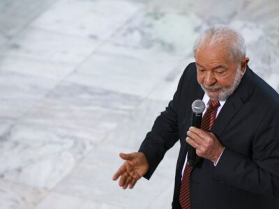 “É preciso colocar o rico no imposto de renda”, diz Lula