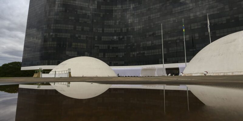 TSE dá 5 dias para Bolsonaro se manifestar sobre postagem