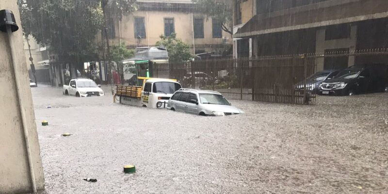 Temporal provoca fechamento da Avenida Niemeyer, na zona sul do Rio