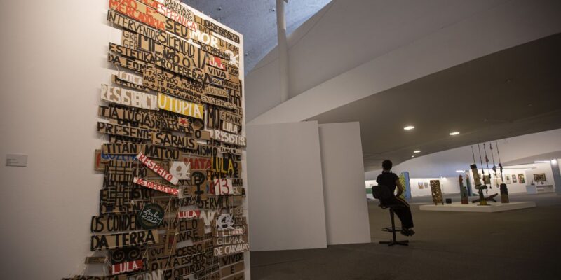 Um mês após atos golpistas, exposição em Brasília celebra a democracia