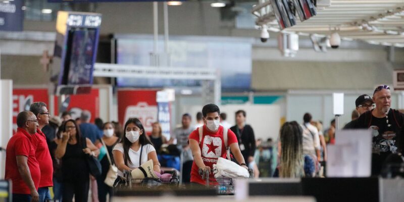 Anvisa derruba obrigatoriedade de máscaras em aeroportos e aviões