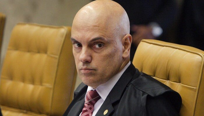 Moraes retira sigilo de mensagens encontradas em celular de Mauro Cid