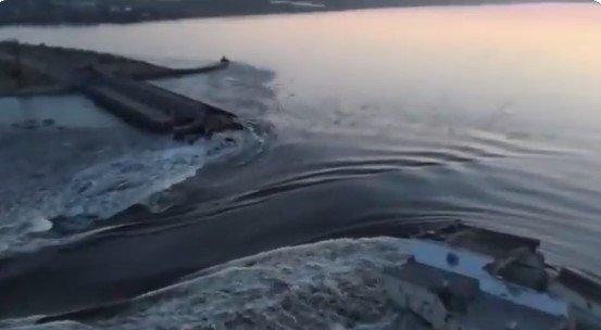 Explosão destrói barragem de usina na Ucrânia e inunda cidade