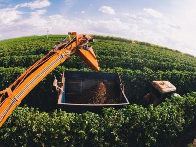 Negócios PIB supera expectativas e avança 1,9% no 1º trimestre O resultado do PIB brasileiro entre janeiro e março veio acima