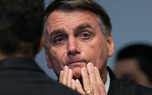 Bolsonaro mostra extrato de novo bloqueio judicial no valor de R$ 317 mil