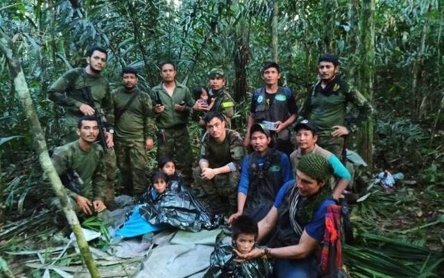 Crianças e bebê são encontrados vivos após queda de avião na Colômbia