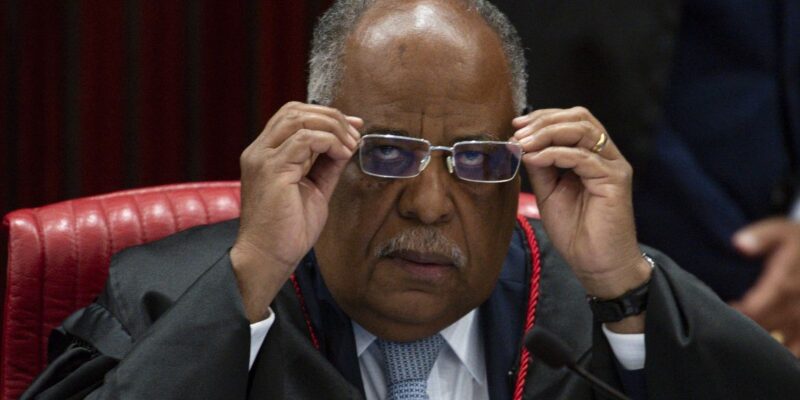 TSE inicia segundo dia de julgamento de ação contra Bolsonaro