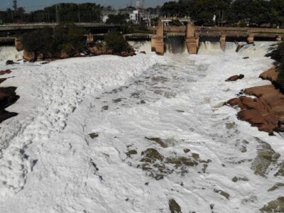 Poluição faz Rio Tietê formar espuma em cidades do interior