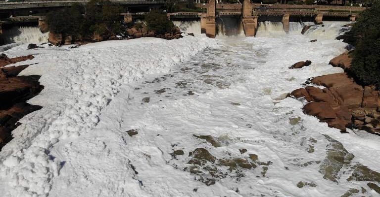 Poluição faz Rio Tietê formar espuma em cidades do interior