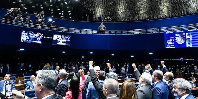 Sob intenso debate, PEC da Transição é aprovada no Senado