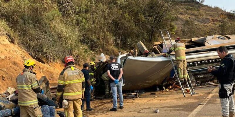 Ônibus com torcedores do Corinthians sofre acidente e deixa 7 mortos