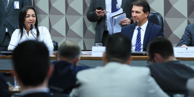 Relator da CPMI descarta quebra de sigilo de Michele e Jair Bolsonaro