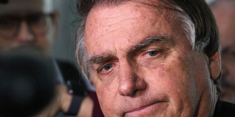 Investigação cita US$ 25 mil em dinheiro que seriam para Bolsonaro