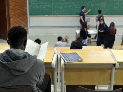 Brasil investe menos em educação que países da OCDE