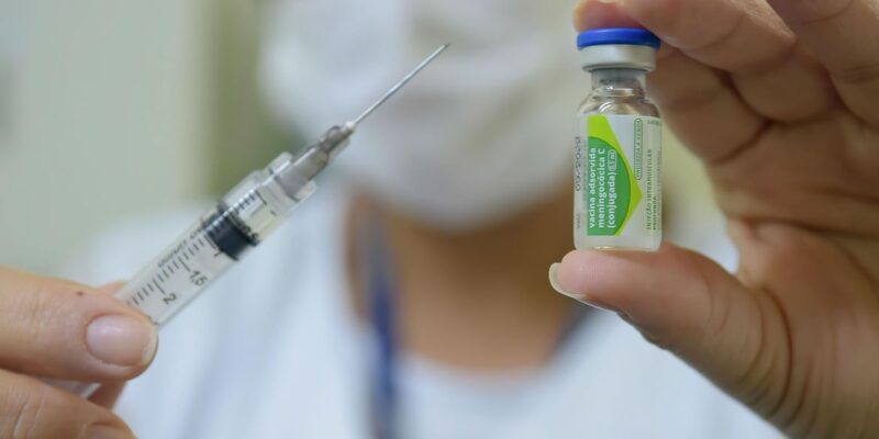 Sob censura, surto de meningite foi um dos primeiros desafios do PNI