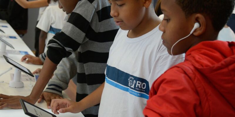 Redes de ensino buscam caminhos para uso de tecnologia nas escolas