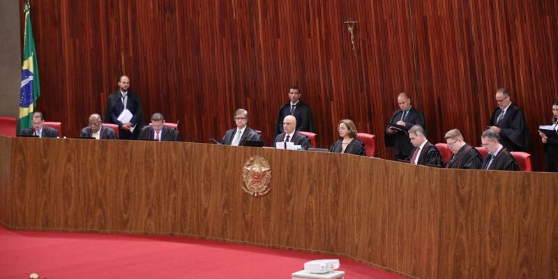 TSE inicia julgamento de Bolsonaro por abuso de poder político