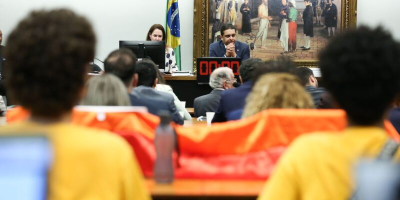 Comissão da Câmara aprova projeto que proíbe casamento homoafetivo